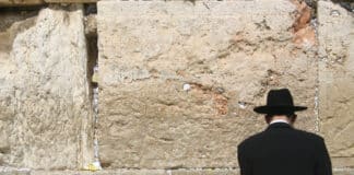 Israel: Ultraorthodoxe müssen zur Armee Betender Jude an der Klagemauer