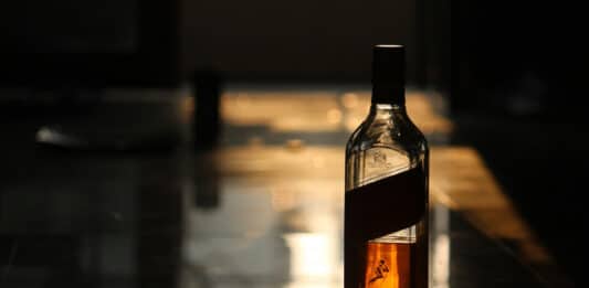 Flasche mit Alkohol im Gegenlicht