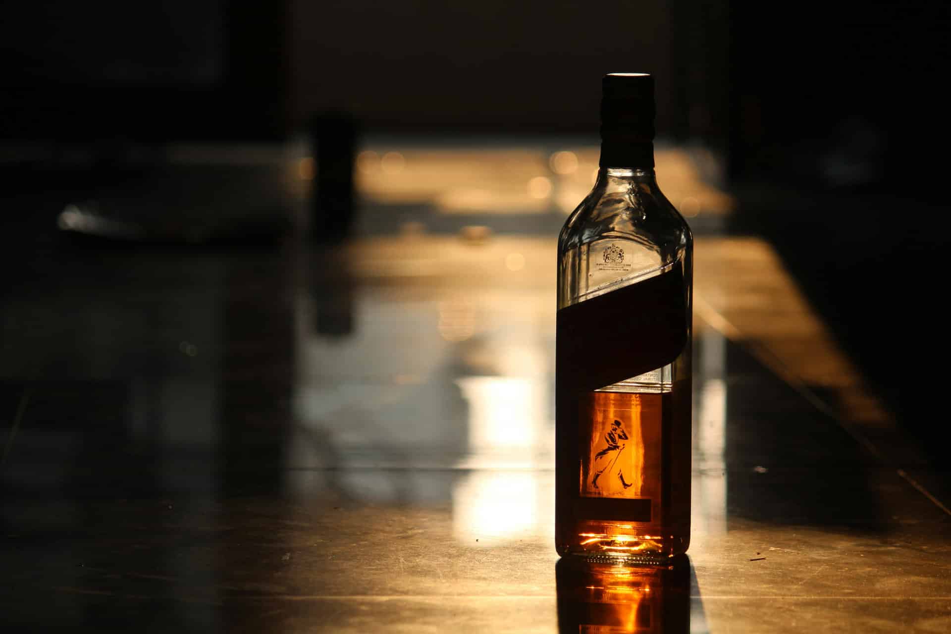 Flasche mit Alkohol im Gegenlicht