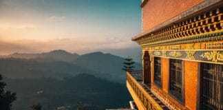 Buddhistischer Friedenspreis für Präsidenten der Lutheraner Buddhistischer Tempel Berge Sonnenuntergang