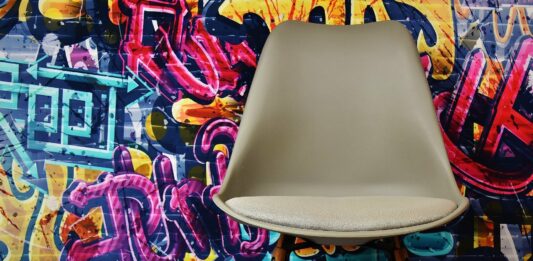Sessel vor bunter Mauer