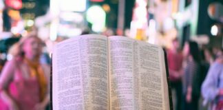 Warum wir unseren Glauben nicht verschweigen sollten Offene Bibel in Menschenmenge
