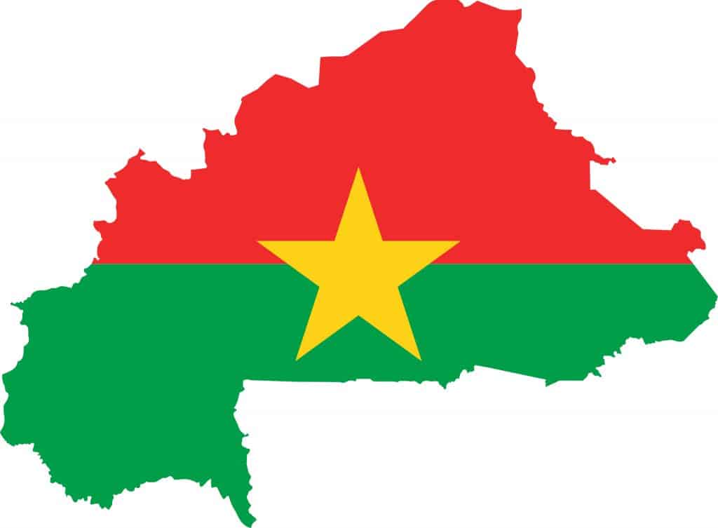 Eine Flagge ist auf die Umrisse von Burkina Faso gezeichnet.