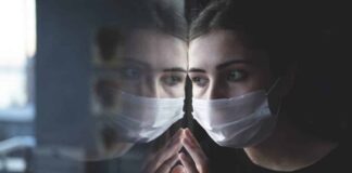 Eine geistliche Perspektive auf die Coronakrise Frau mit Maske am Fenster Corona
