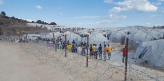 Jesus im Flüchtlingslager: Ein Erlebnisbericht Menschenschlange im Flüchtlingslager