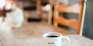10 Tipps für mehr Motivation Tasse mit-Spruch auf dem Tisch
