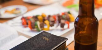 Bibel und Bier: Der etwas andere Gesprächsabend Eine Bibel neben einer Bierflasche