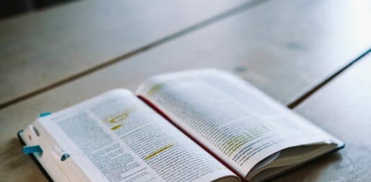 Offene Bibel auf dem Tisch