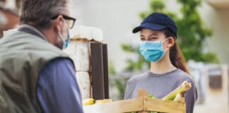 Corona: So können wir uns gegenseitig Mut machen Teenager liefert Essen in Corona-Zeiten