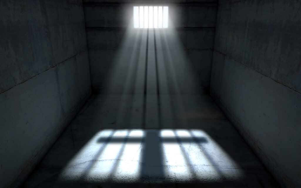 Gefängniszelle mit Kreuz als Schatten