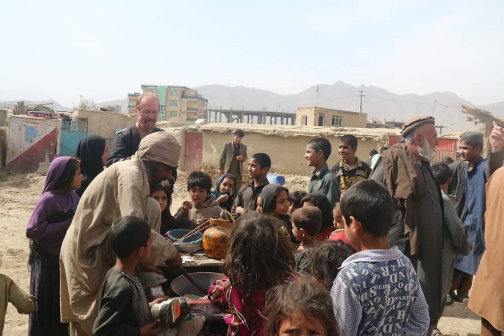 Udo Stolte umringt von Kindern in Afghanistan