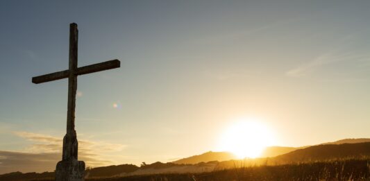 Kreuz vor Sonnenuntergang