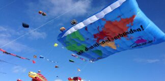 Nach 18 Jahren: Projekt ewigkite.de beendet Kitedrachen fliegen am Himmel