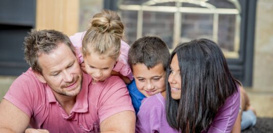Familie liest gemeinsam in der Bibel