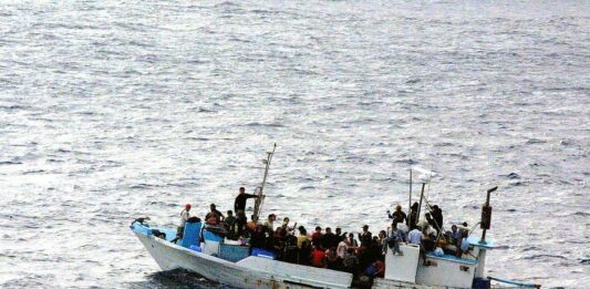 Flüchtlinge auf einem Boot im Mittelmeer