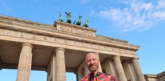 Peter Tauber vor dem Brandenburger Tor