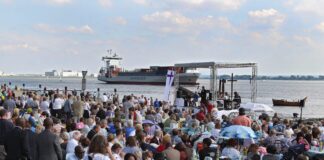 Pfingsten: 500 Taufen am Hamburger Elbstrand