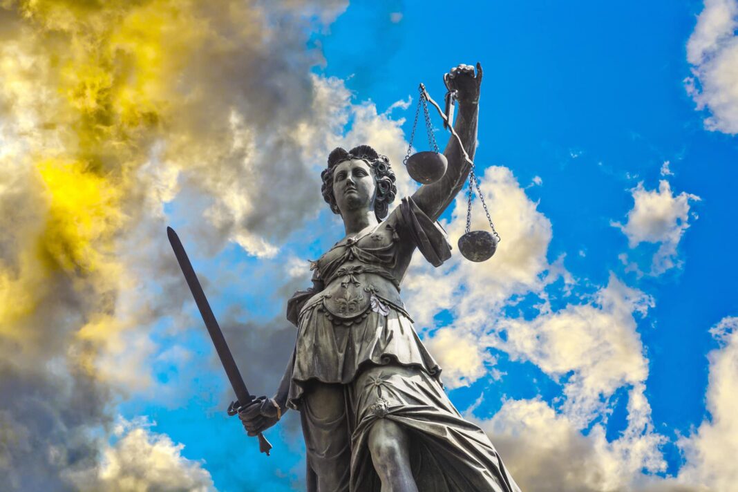 Eine Statue zeigt die Justitia. Gerechtigkeit