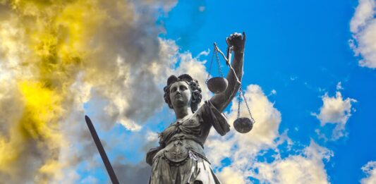 Eine Statue zeigt die Justitia. Gerechtigkeit
