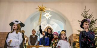 Krippenspiel: Ufos im Heiligen Land, Reporter vor dem Stall