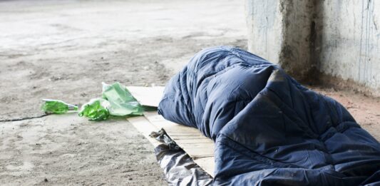 Obdachloser schläft draußen