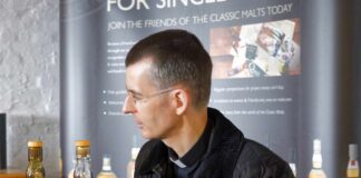 „Flüssige Predigt“: Wolfgang F. Rothe verbindet Whisky mit Verkündigung
