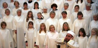 Unter Polizeischutz: Friedensmesse mit Muezzin-Ruf in Bremer Kirche aufgeführt