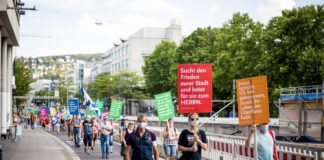 250 Menschen tragen Bibelverse durch Stuttgart