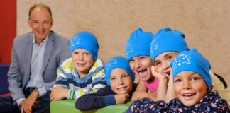 Kirche verschenkt Mützen und Malbücher zum Schulbeginn