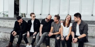 „Koenige & Priester“ feiern Premiere von „Danke Deutschland“