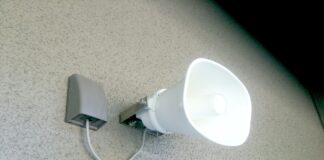 Pfarrerin macht Gottesdienste über die Dorfsprechanlage