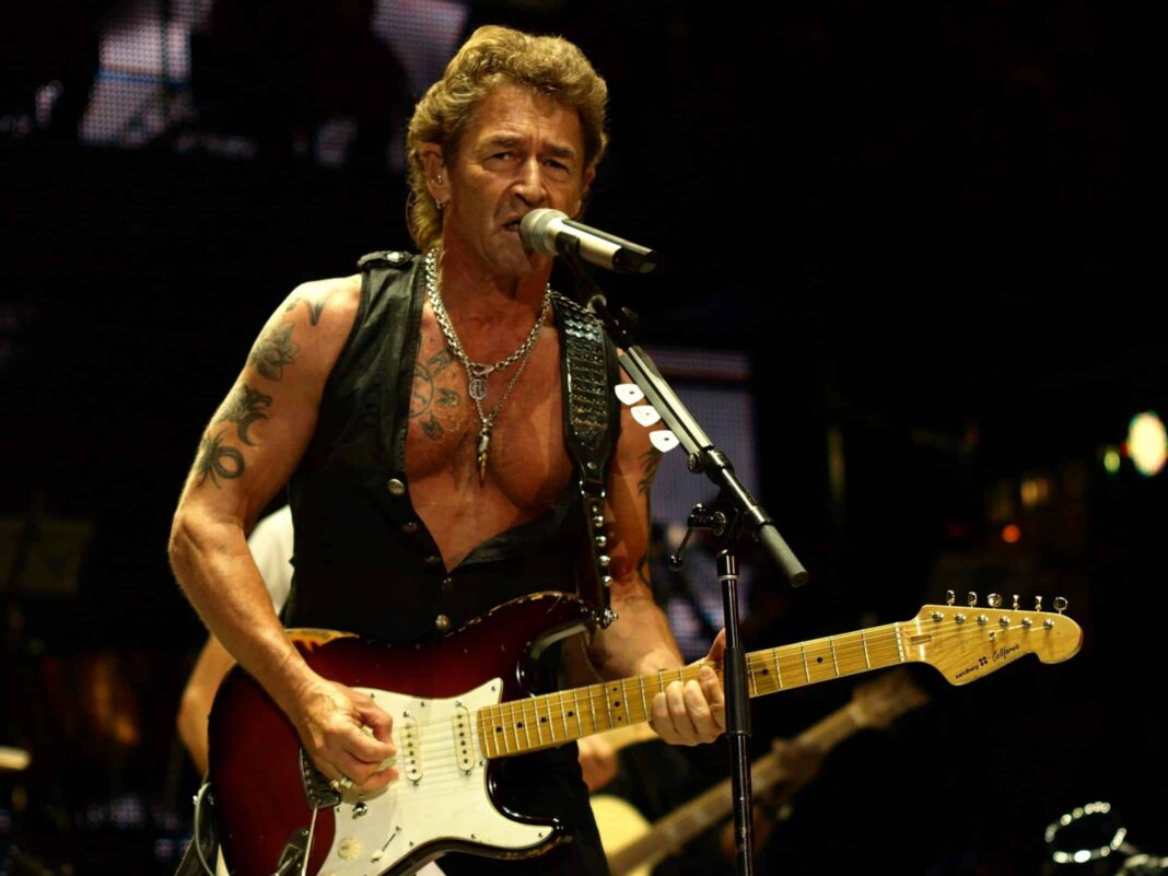 Peter Maffay steht mit einer E-Gitarre am Mikro.