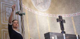 Plastikmüll im Taufbecken: Kunstaktion erntet Zuspruch