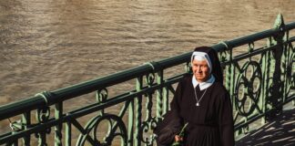 Kirchenasyl: Angeklagte Äbtissin weist Vorwürfe zurück