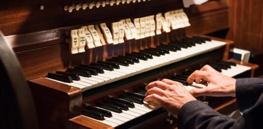 Orgelspüieler spielt Orgel
