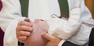 Philippinischer Erzbischof tauft 450 Straßenkinder Ein Kind wird getauft.