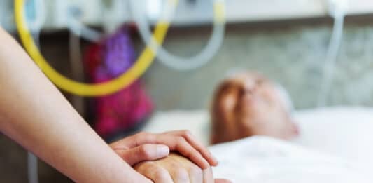 Krankenschwester hält die Hand eines alten Patienten Altenheim Krankenhaus Krankheit Sterben