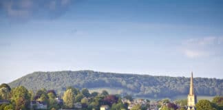 Quo Vadis: Kirche auf dem Land Panorama eines Dorfs mit Kirche