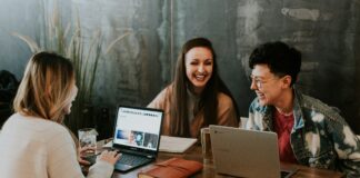 Ankerzellen.de: Das steckt hinter dem geistlichen Format für digitale Kleingruppen Eine Gruppe von Leuten sitzt am Tisch und unterhalten sich