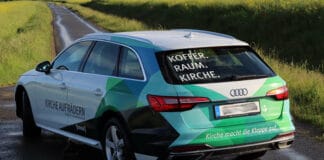 „Koffer.Raum.Kirche“: Pfarrerin tourt durch die Dörfer Kofferraumkirche