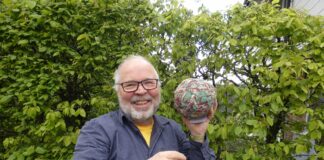 Der Bällesammler und Sinnstifter Hans-Martin Haist mit Ball