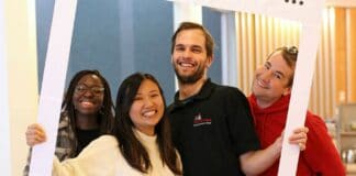 Newleaders: Jugendleiterkongress auf St. Chrischona Gruppe junger Menschen mit Bilderrahmen