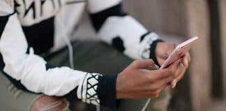 YouVersion: US-Kirche will Bibel bis 2033 in alle Sprachen übersetzen Junger Mann mit iPhone und Kopfhörern