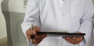 Gibt es noch Wunder? Doktor steht vor einem Tomographen