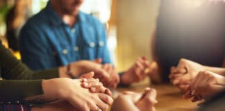 Allianz-Gebetswoche: Sabbat – Leben nach Gottes Rhythmus Gruppe von Menschen beim Gebet