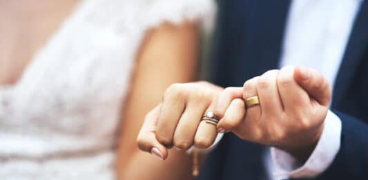 Hochzeitspaar zeigt Ringe
