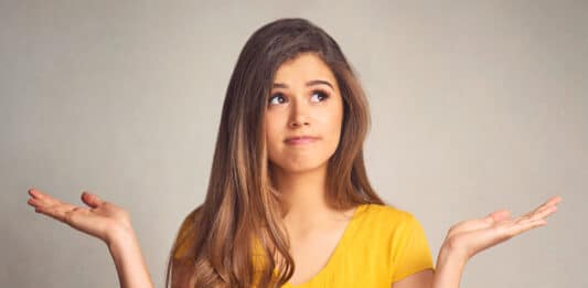 Eine junge Frau mit zweifelndem Blick