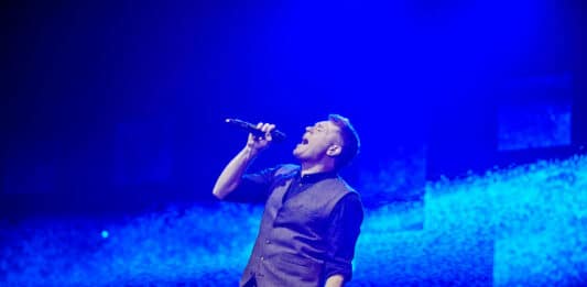 Jimmy Kelly singt auf der Bühne.