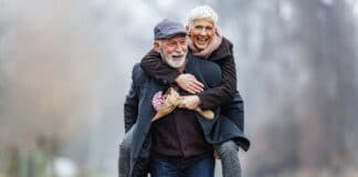 Liebe to go Ein älterer Mann trägt seine Frau huckepack durch die Gegend.
