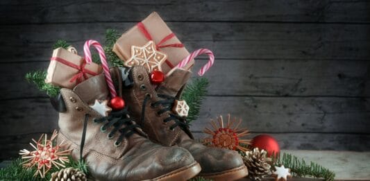 Ein paar Schuhe, gefüllt mit Geschenken und Süßigkeiten.